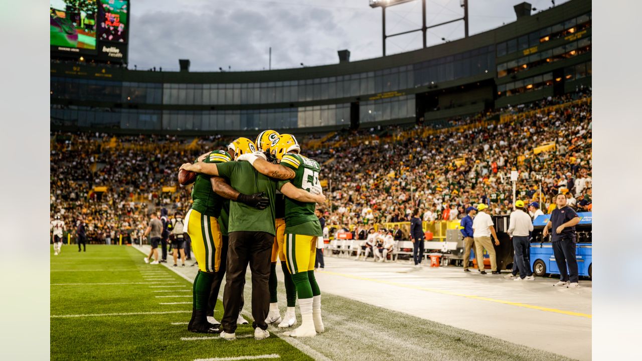 Packers-Bears game hits on deep dish pizza with viral sign at Lambeau