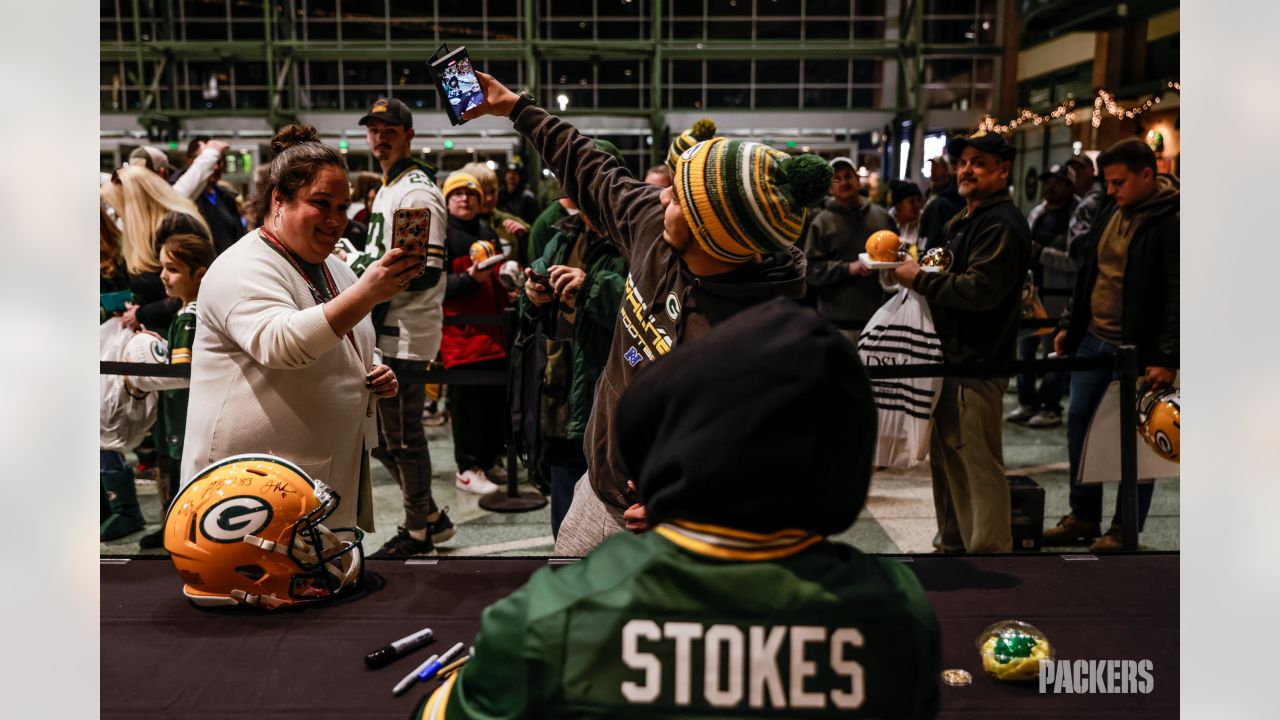 Photos: Eric Stokes, Jaire Alexander sign autographs for Salvation Army's  Red Kettle event