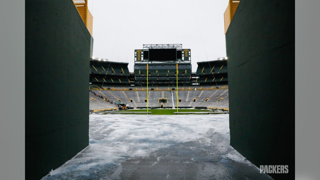 Green Bay Packers paying volunteers to shovel Lambeau Field before NFL playoff  game