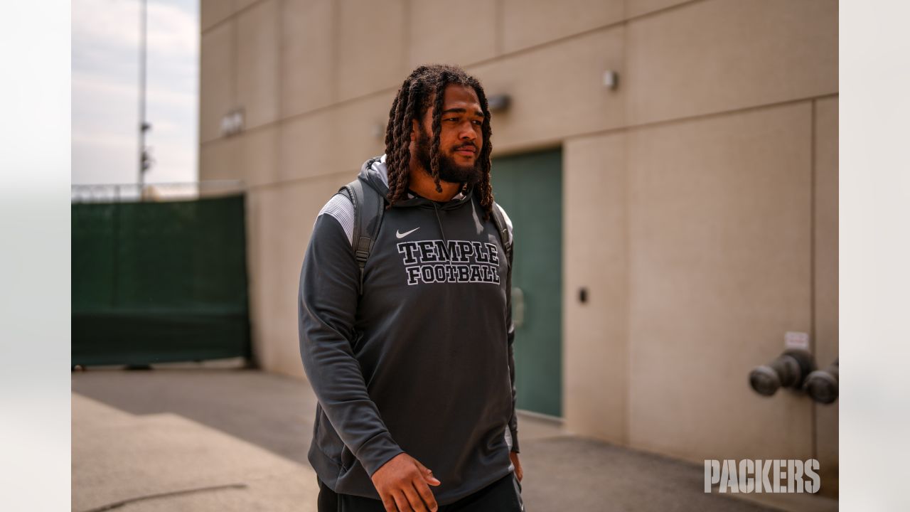 Packers rookies arrive at Lambeau Field, get outfitted by equipment staff