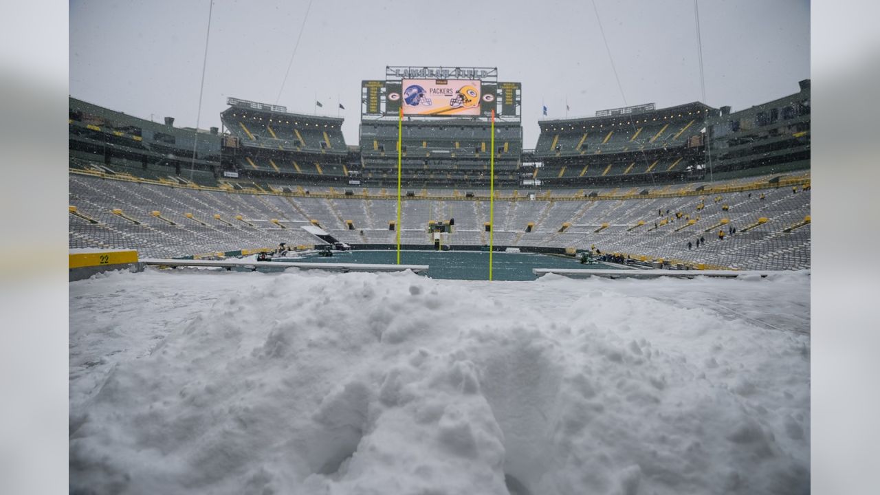 Packers outlast Texans at snowy Lambeau Field