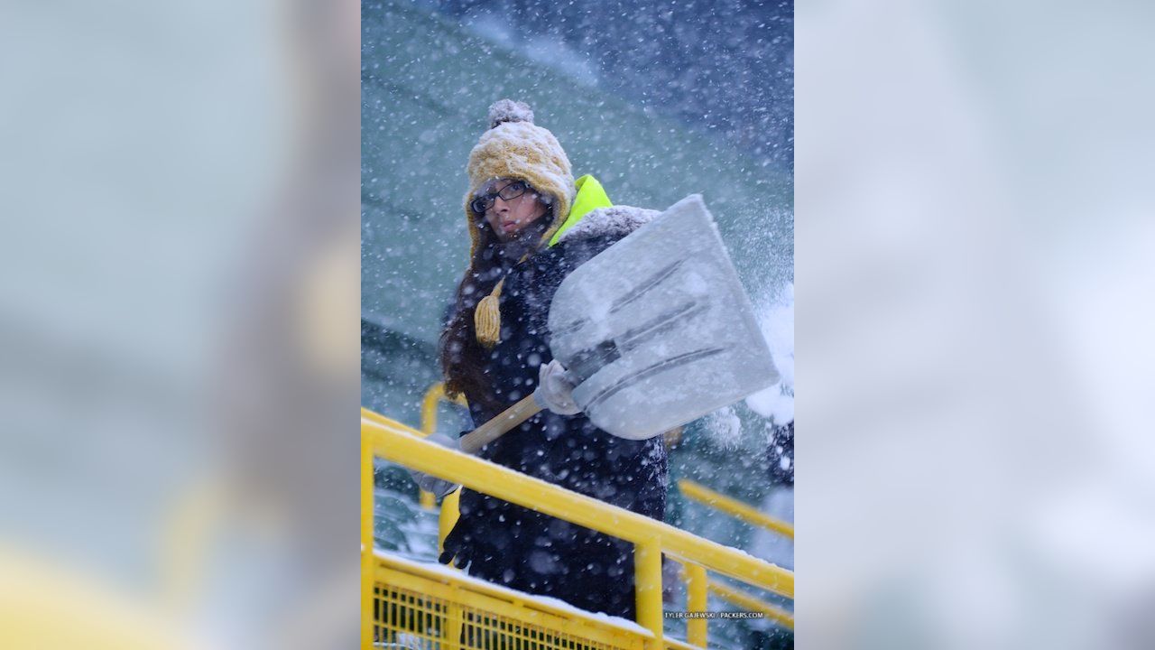 Snow at Packers game means shoveling issue, unusual FOX graphics