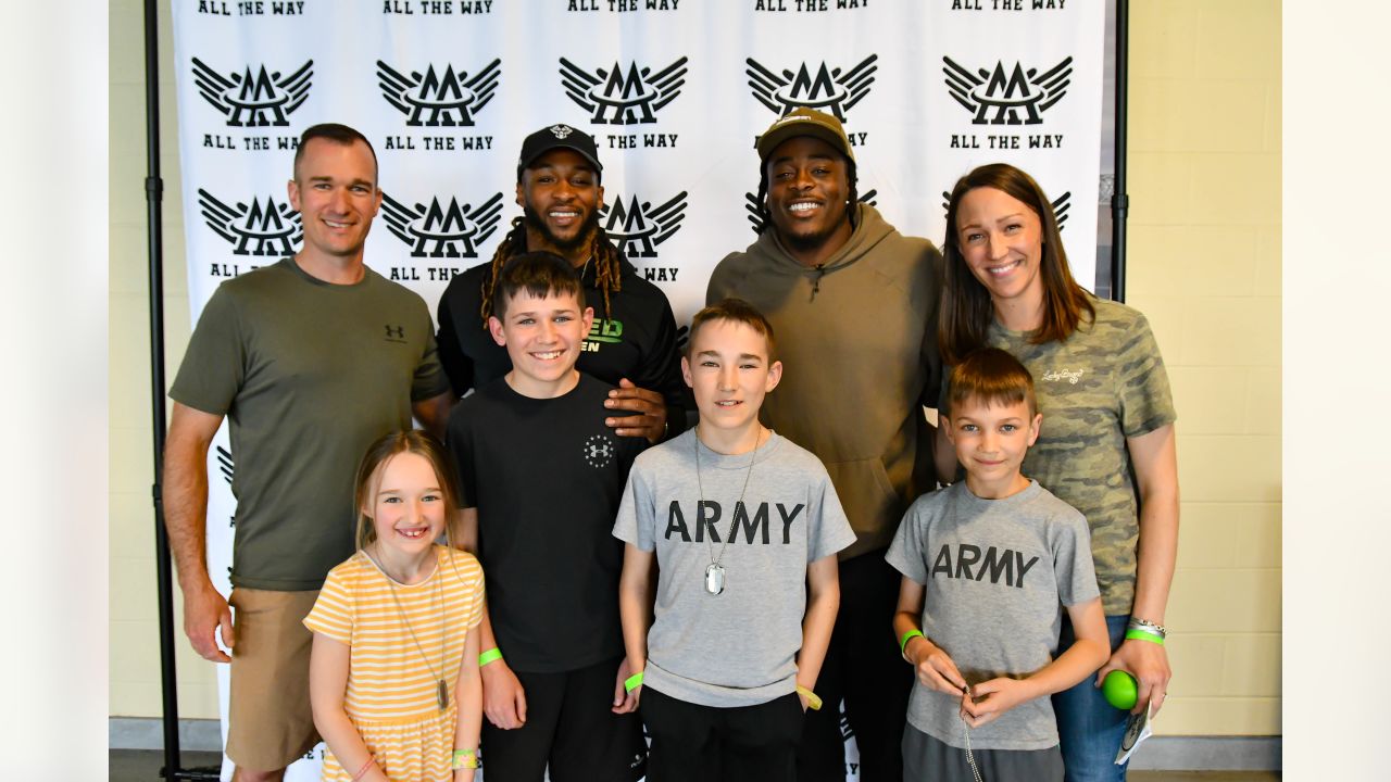 Military families meet Packers' Jones, shop for free at Ashwaubenon store