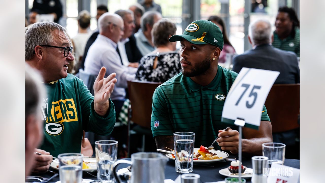 Aaron Rodgers breaks out Canadian tuxedo once again for Packers lunch