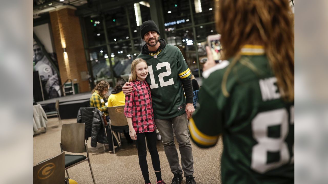 Aaron Rodgers brings holiday cheer to Green Bay kids