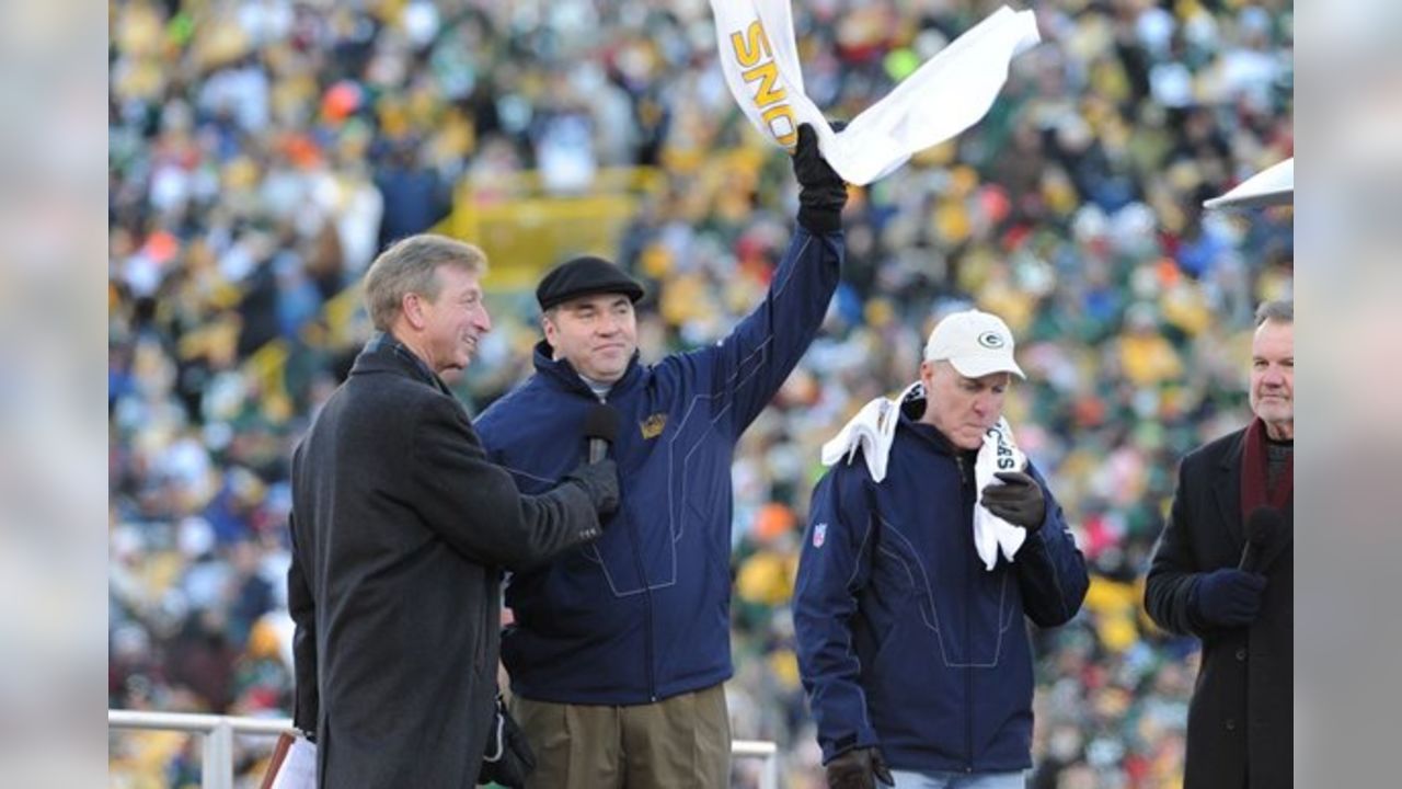 Packers fans celebrate wedding with spectacular Lambeau Field cake