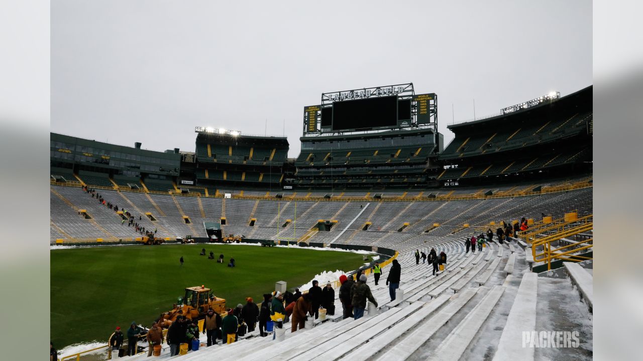 The MetLife Stadium field crew had a busy day shoveling snow at the Packers-Giants  game