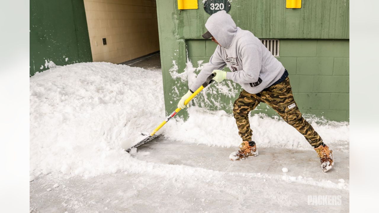 Photos: Packers fans remove snow from Lambeau Field ahead of Week