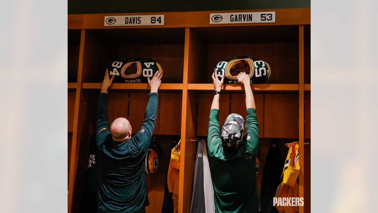 Behind-the-scenes look inside the Packers' locker room before Vikings game