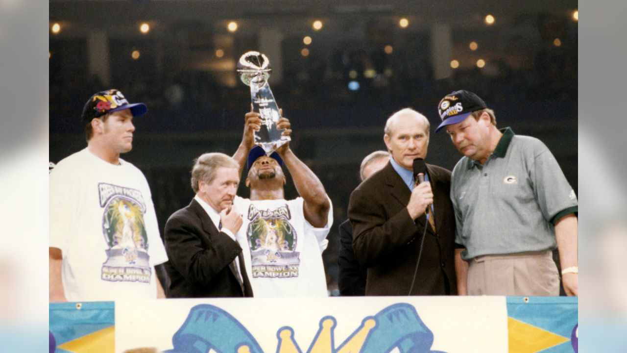 Green Bay Packers on X: Free agency flashback: Reggie White signs with the  #Packers in 1993 