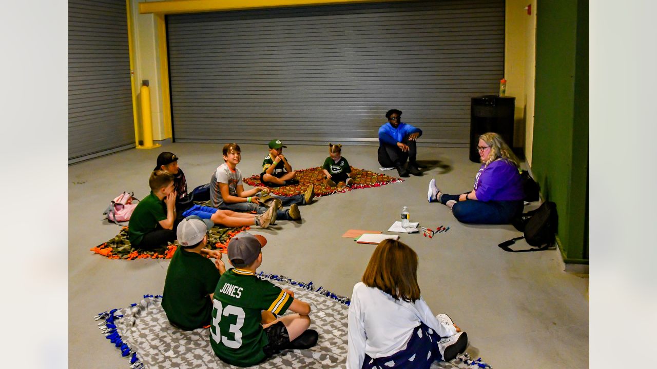 Military families meet Packers' Jones, shop for free at Ashwaubenon store