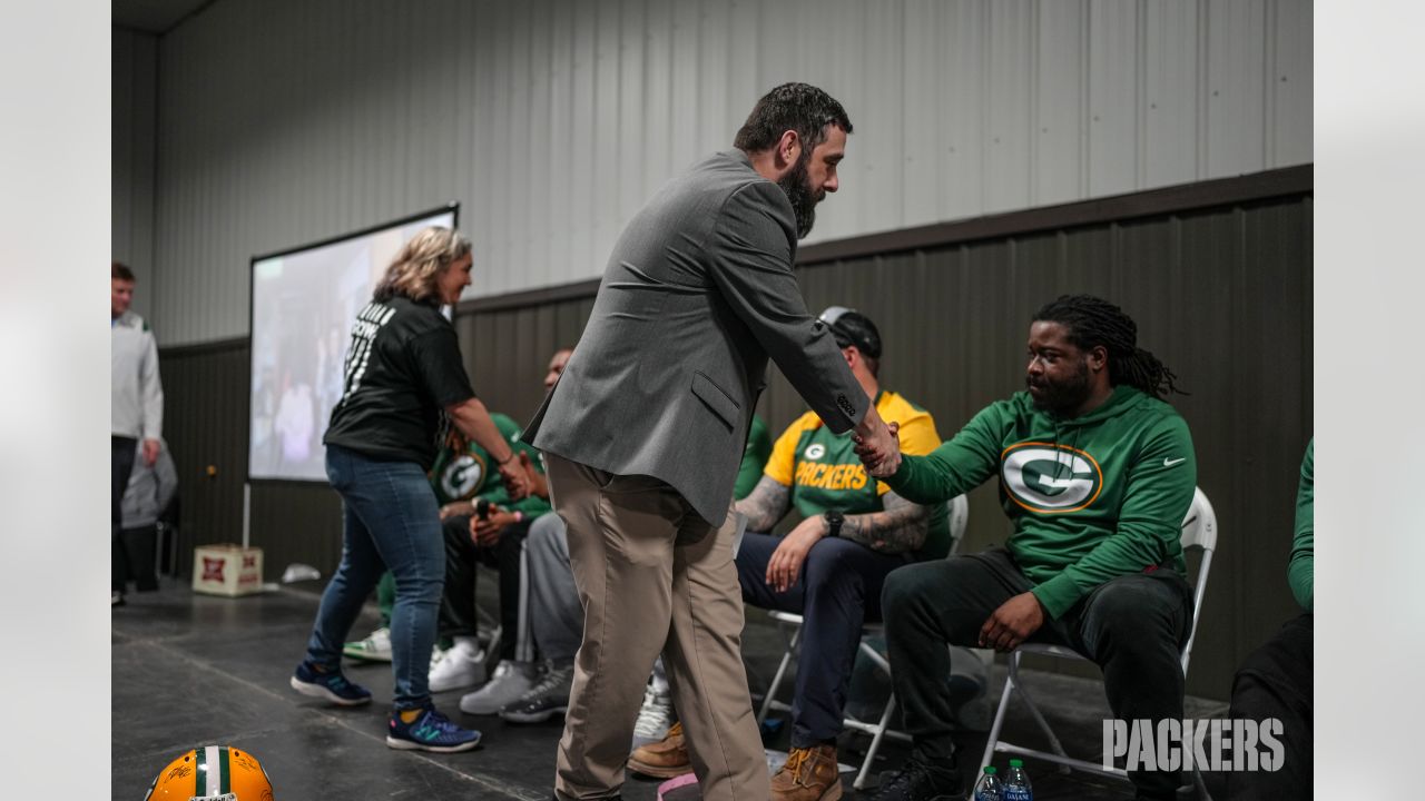 A Packers-themed tour bus rolled into Superior to meet Packer fans -   – With you for life