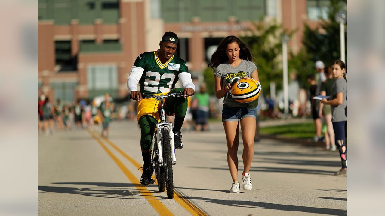 Green Bay Packers 2022 training camp gets rolling with bike tradition