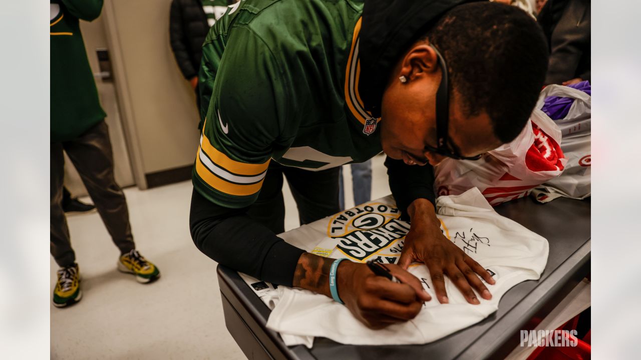 Photos: Tariq Carpenter and teammates host shopping spree for Boys