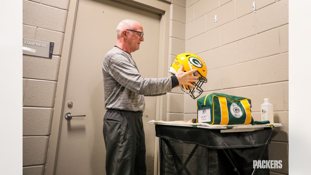 Behind the scenes: Packers' equipment staff readies locker room in Atlanta