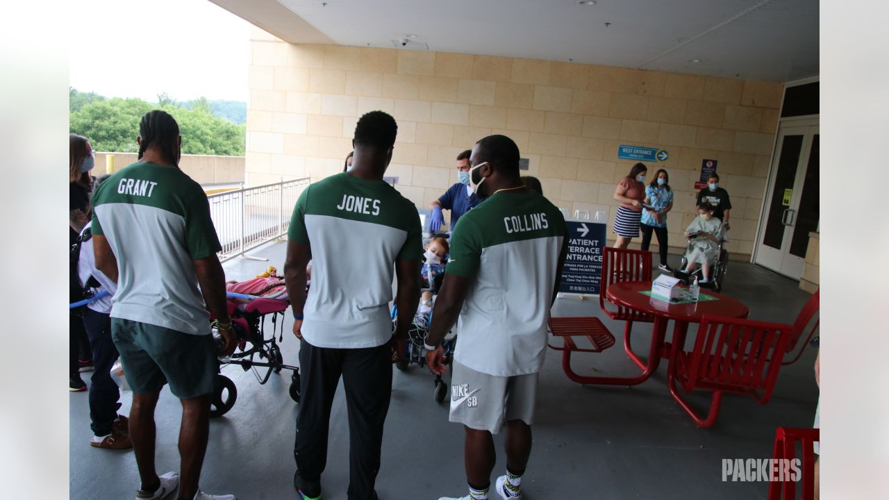 Packers alumni surprise patients at Marshfield Children's Hospital