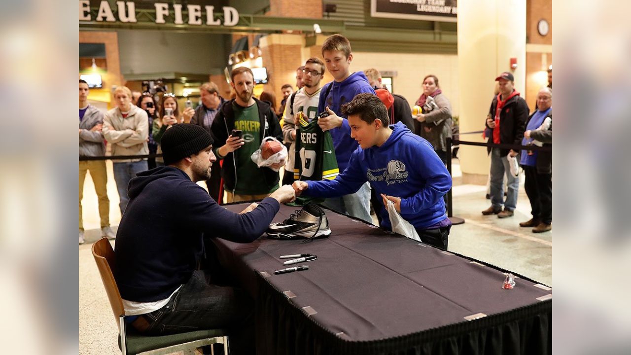 Aaron Rodgers signs autographs for donations to Salvation Army