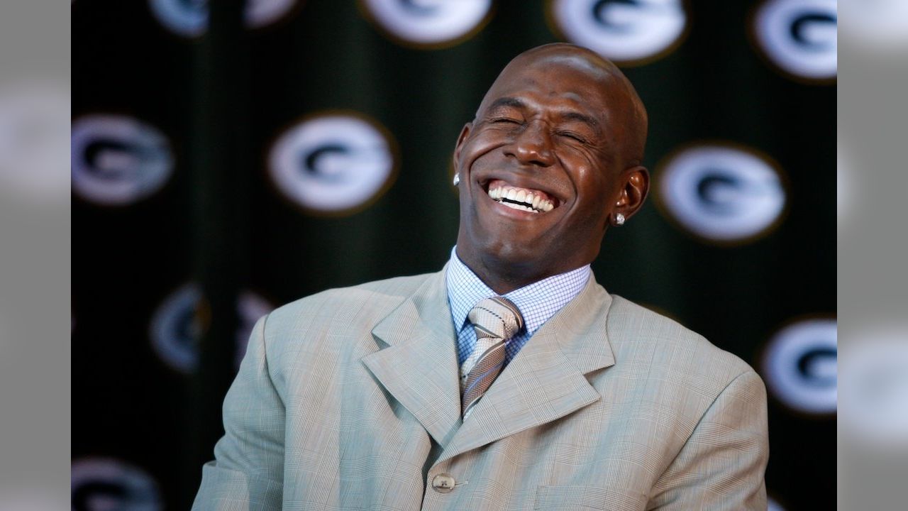 EXTREMELY DISSATISFIED: In an unexpected and deeply emotional statement, Green Bay Packers legend — Donald Driver — shocked the public by calling out a “disturbing new phenomenon” on social media: the joy and glee expressed in the aftermath of tragedies. His blunt, unrestrained words immediately ignited a global debate, drawing waves of support from NFL fans and the public alike. This remark, half warning and half lament, spread across social media and news outlets within minutes. For a man who embodied endurance and relentless fighting spirit at Lambeau Field, it was a rare moment in which Driver revealed a deep unease — leaving many to wonder: had he just touched upon a dark truth of the digital age? – manh