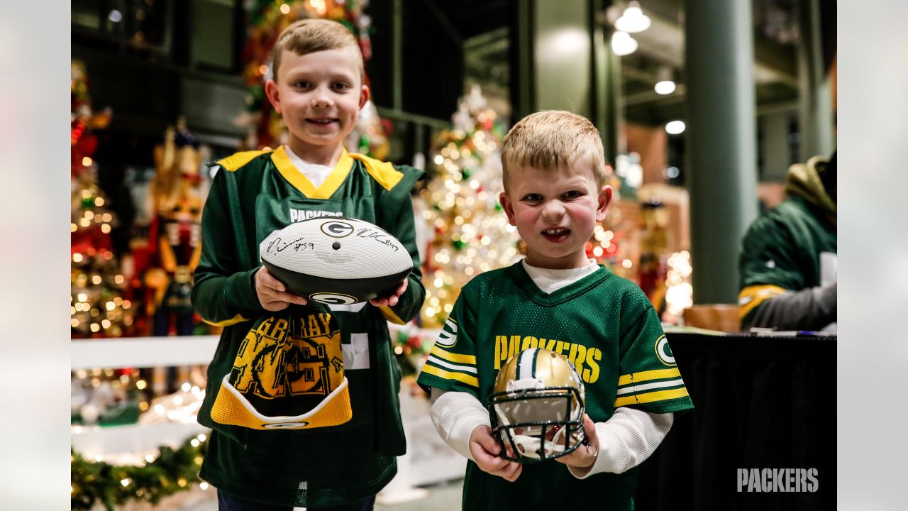 Packers DT Kenny Clark, LB De'Vondre Campbell sign autographs for Salvation  Army donations