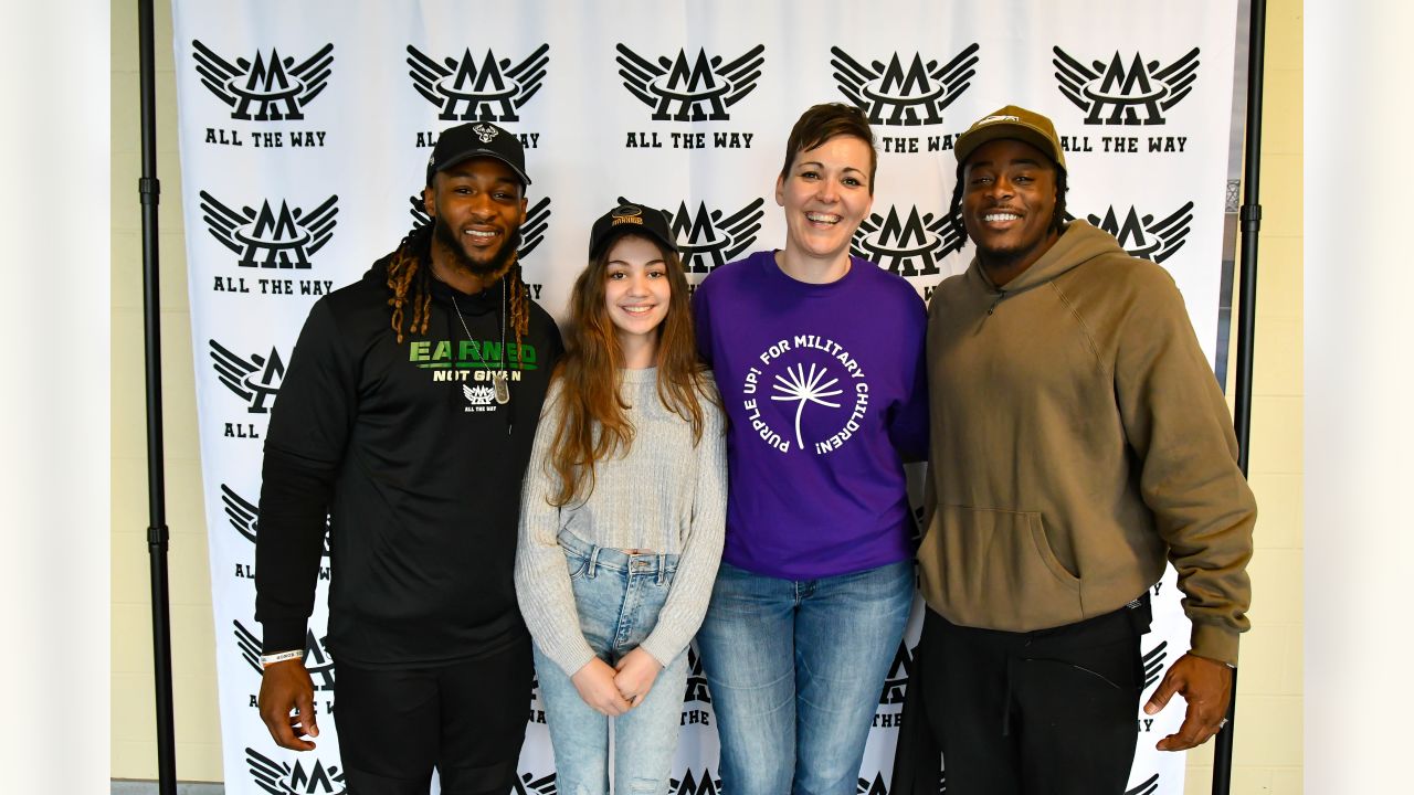 Military families meet Packers' Jones, shop for free at Ashwaubenon store