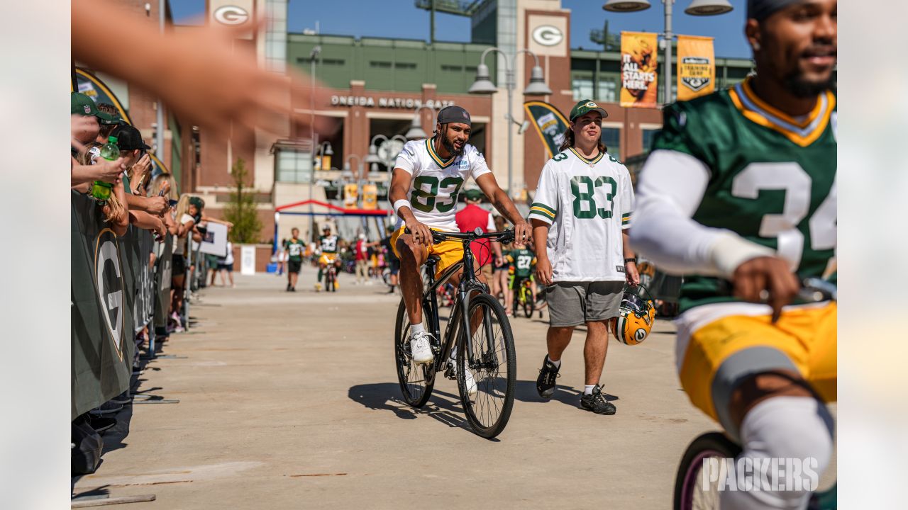 Photos: Packers ride in style to training camp practice at Ray