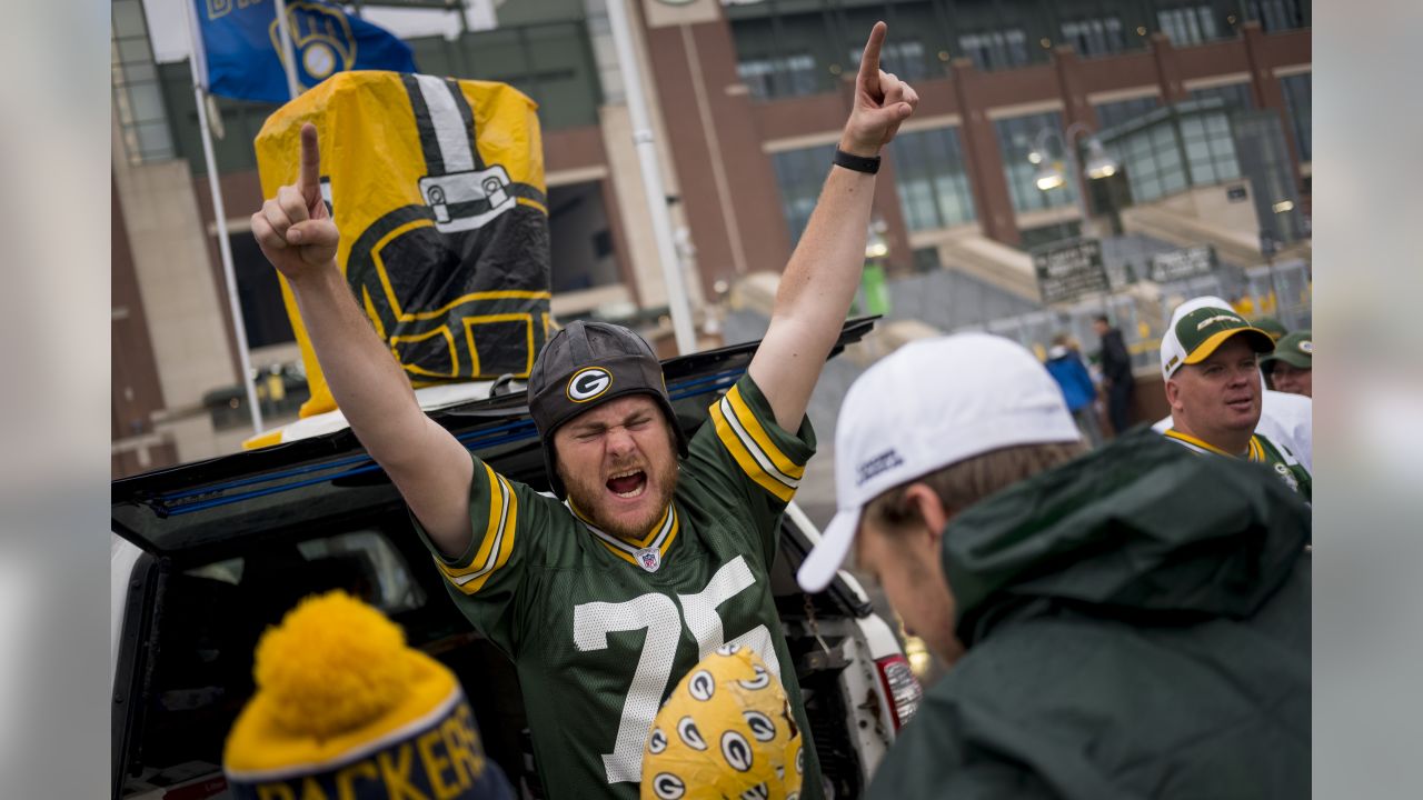 Green Bay fan asks for injunction so he can wear Packers gear on sideline  before Sunday's game