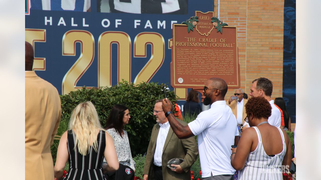 A fan holds up a sign during the induction ceremony at the Pro Football Hall  of Fame, Saturday, Aug. 3, 2019, in Canton, Ohio. (AP Photo/David Richard  Stock Photo - Alamy