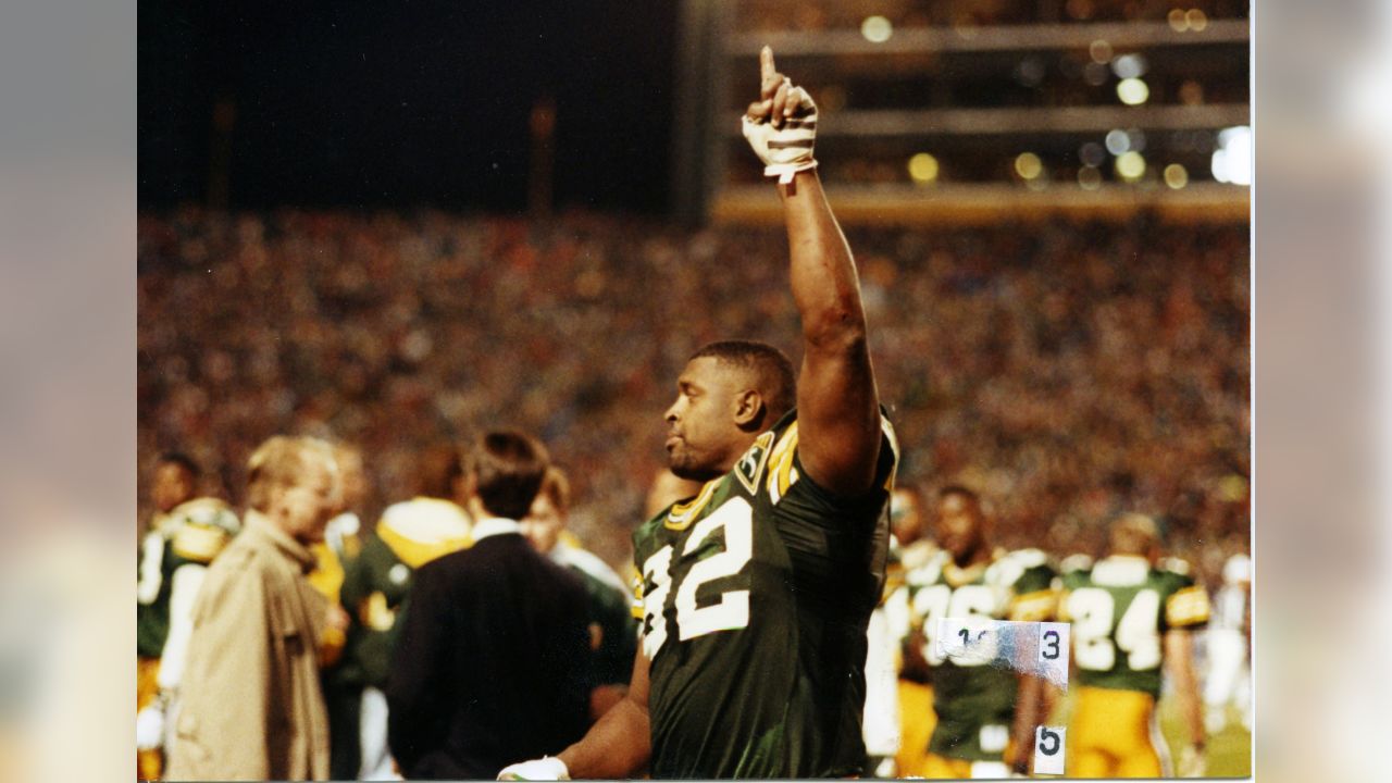 Green Bay Packers on X: Free agency flashback: Reggie White signs with the  #Packers in 1993 