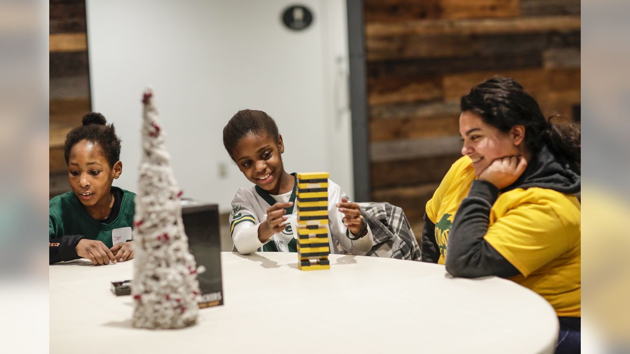 Aaron Rodgers brings holiday cheer to Green Bay kids