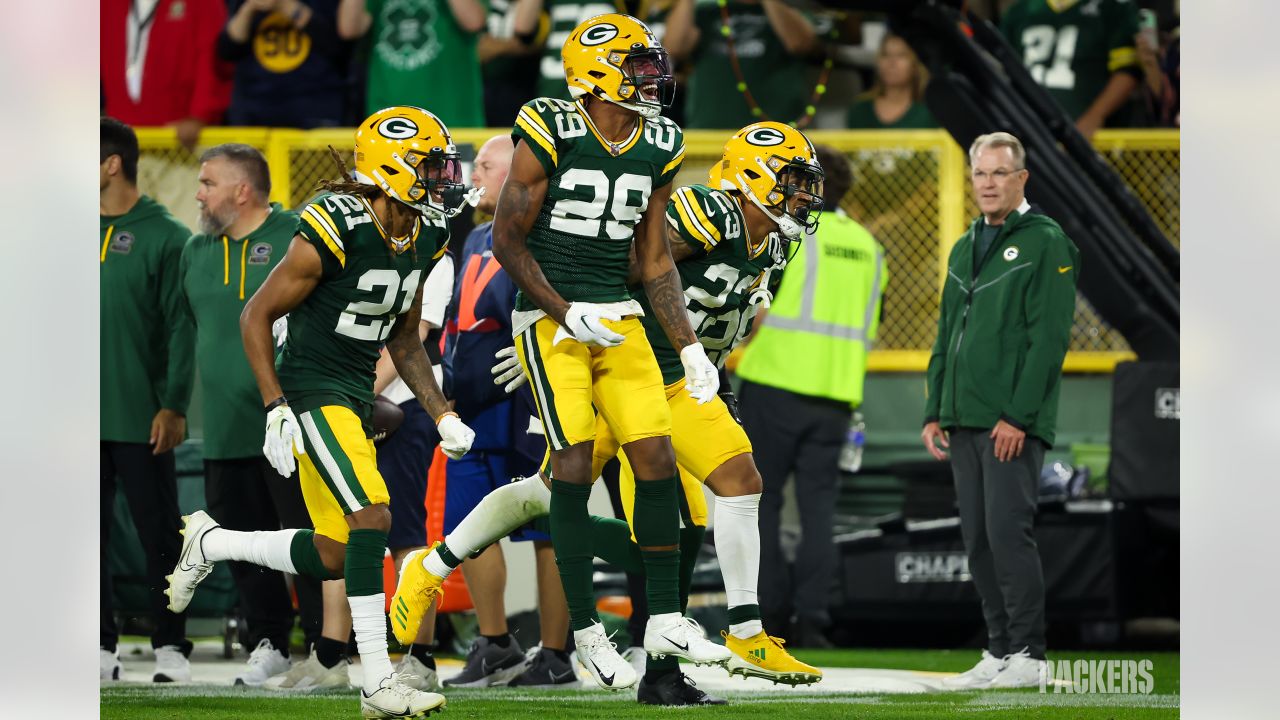 Chicago Bears vs. Green Bay Packers. Fans support on NFL Game. Silhouette  of supporters, big screen with two rivals in background Stock Photo - Alamy