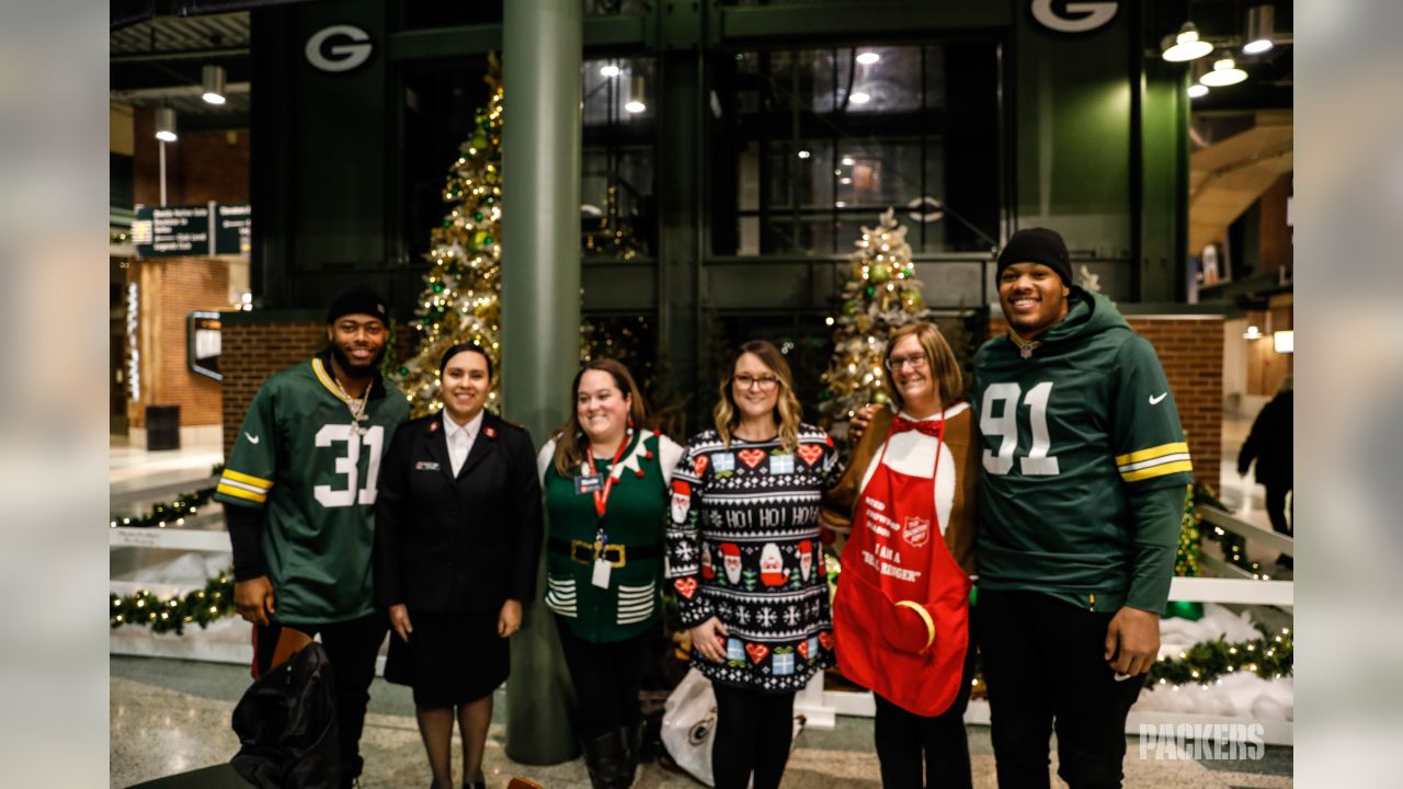 Packers players sign autographs at final Salvation Army signing session of  year