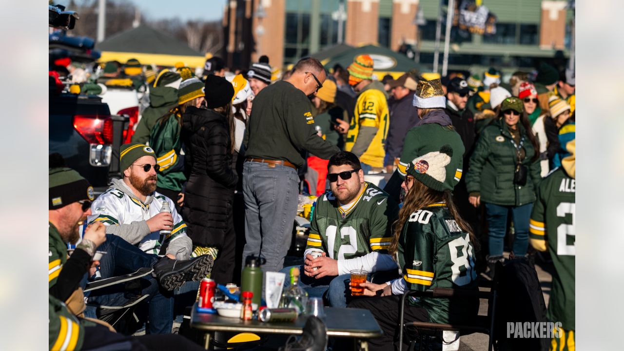 Packer fans celebrate at Lambeau on Christmas Eve