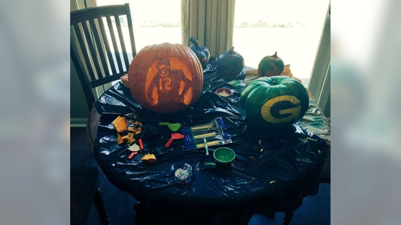 Packers fans get creative with pumpkins for Halloween