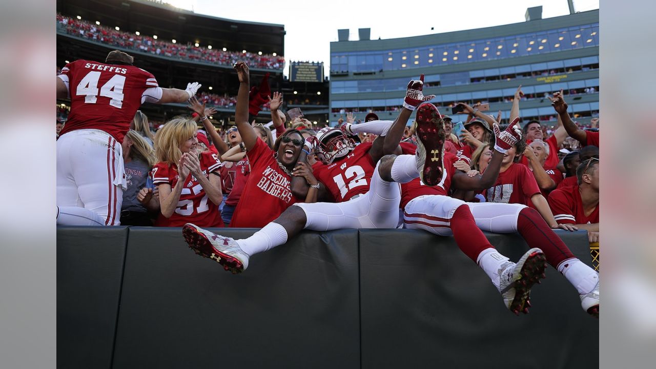 Football: Wisconsin's love for football showcased by historic game at  Lambeau · The Badger Herald