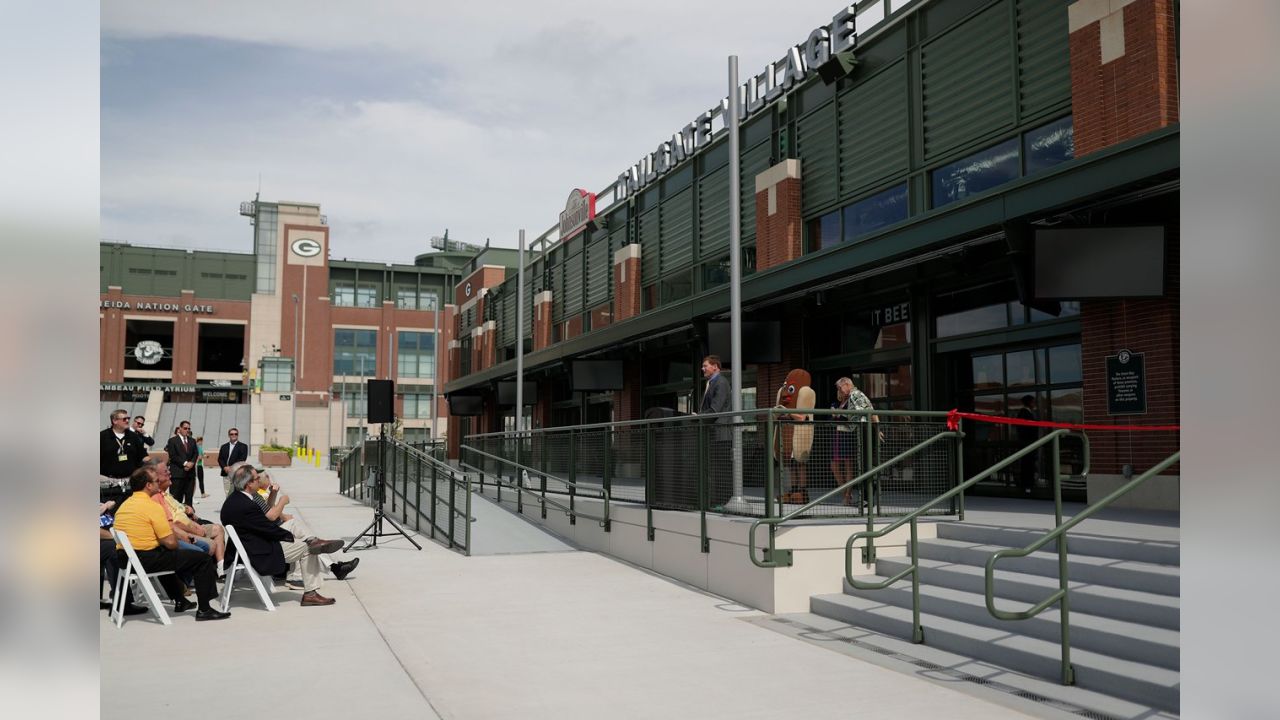 Packers host grand opening for Johnsonville Tailgate Village