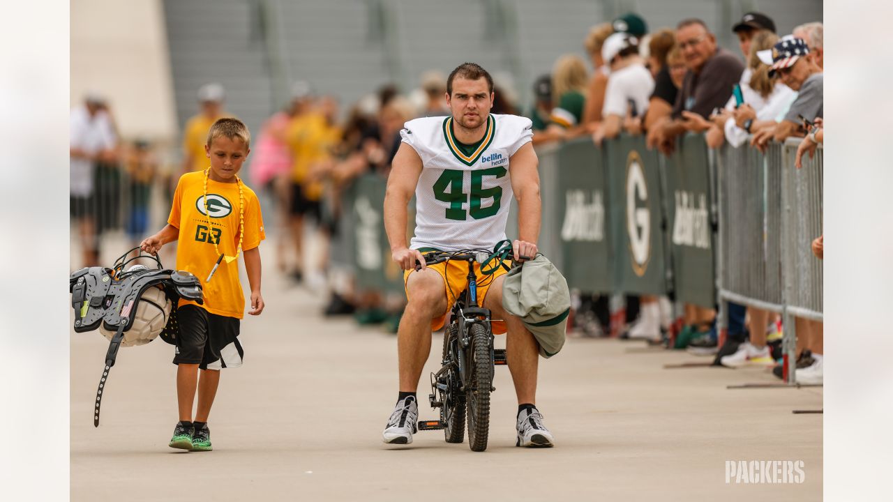 Titletown tradition: Packers bike to training camp