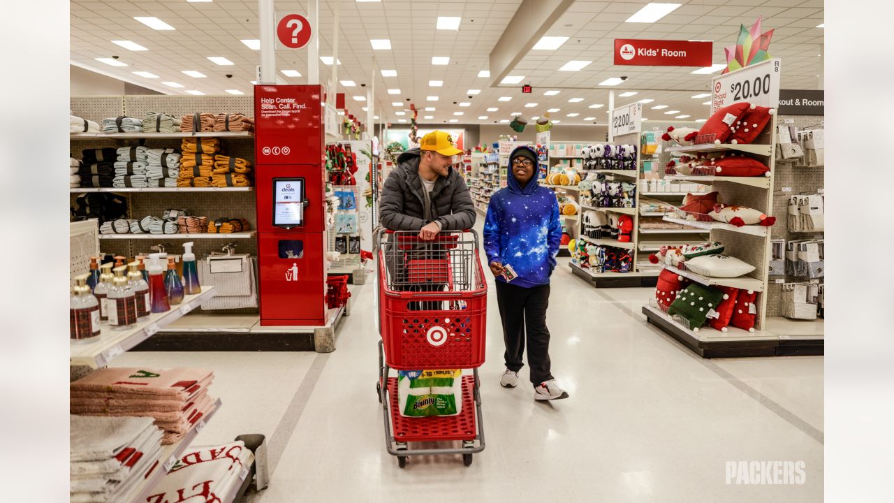 Photos: Tariq Carpenter and teammates host shopping spree for Boys