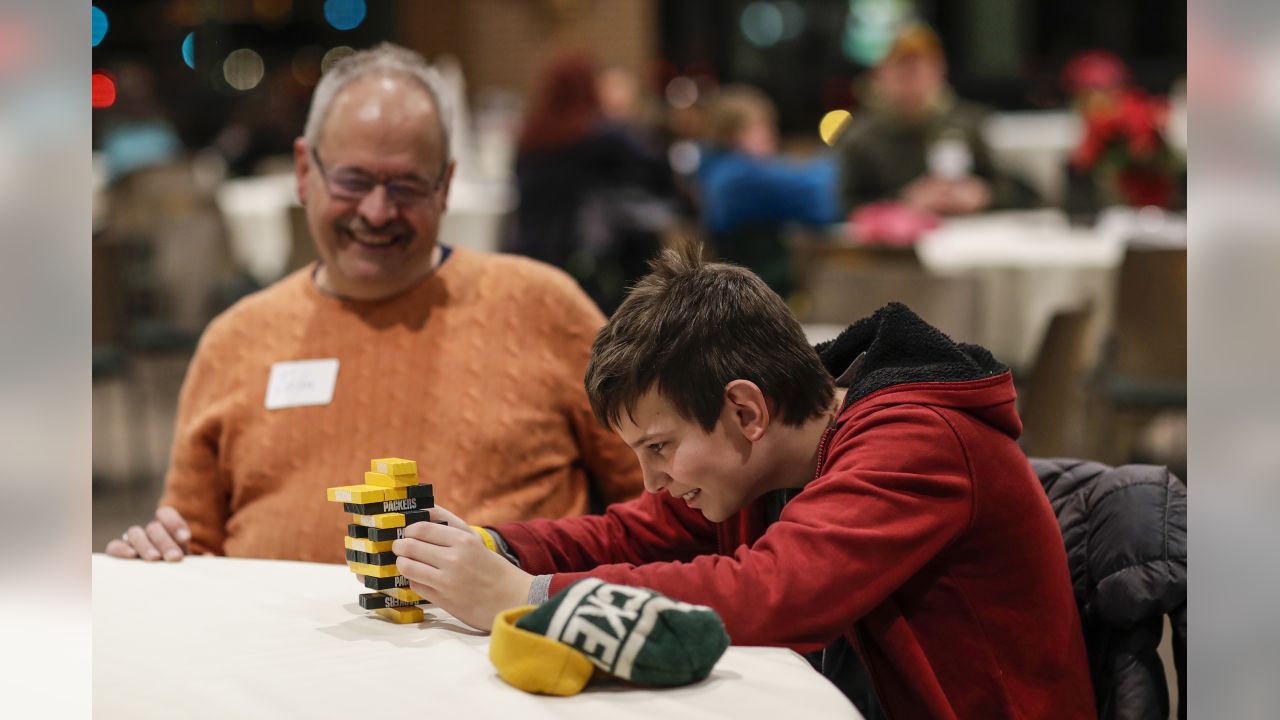 Aaron Rodgers brings holiday cheer to local kids