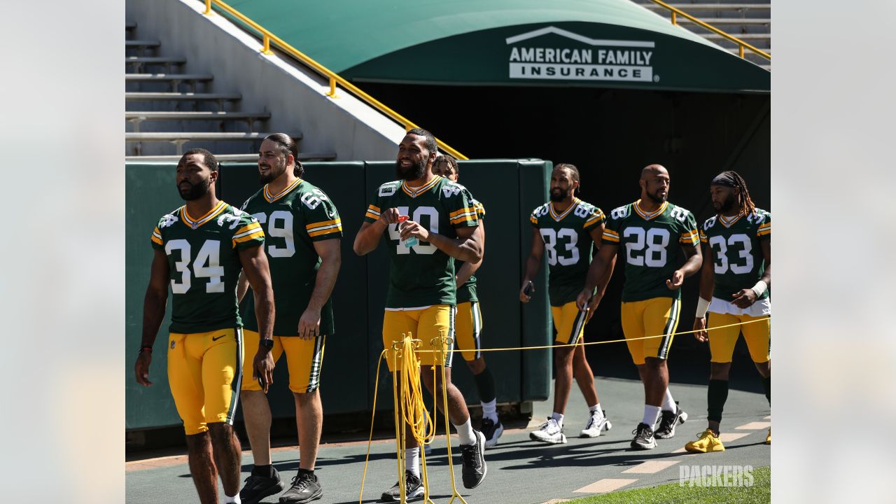 Behind the scenes: Packers take 2022 team photo inside Lambeau Field