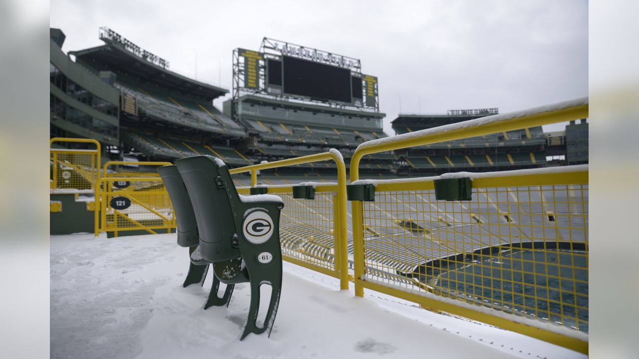 Packers outlast Texans at snowy Lambeau Field