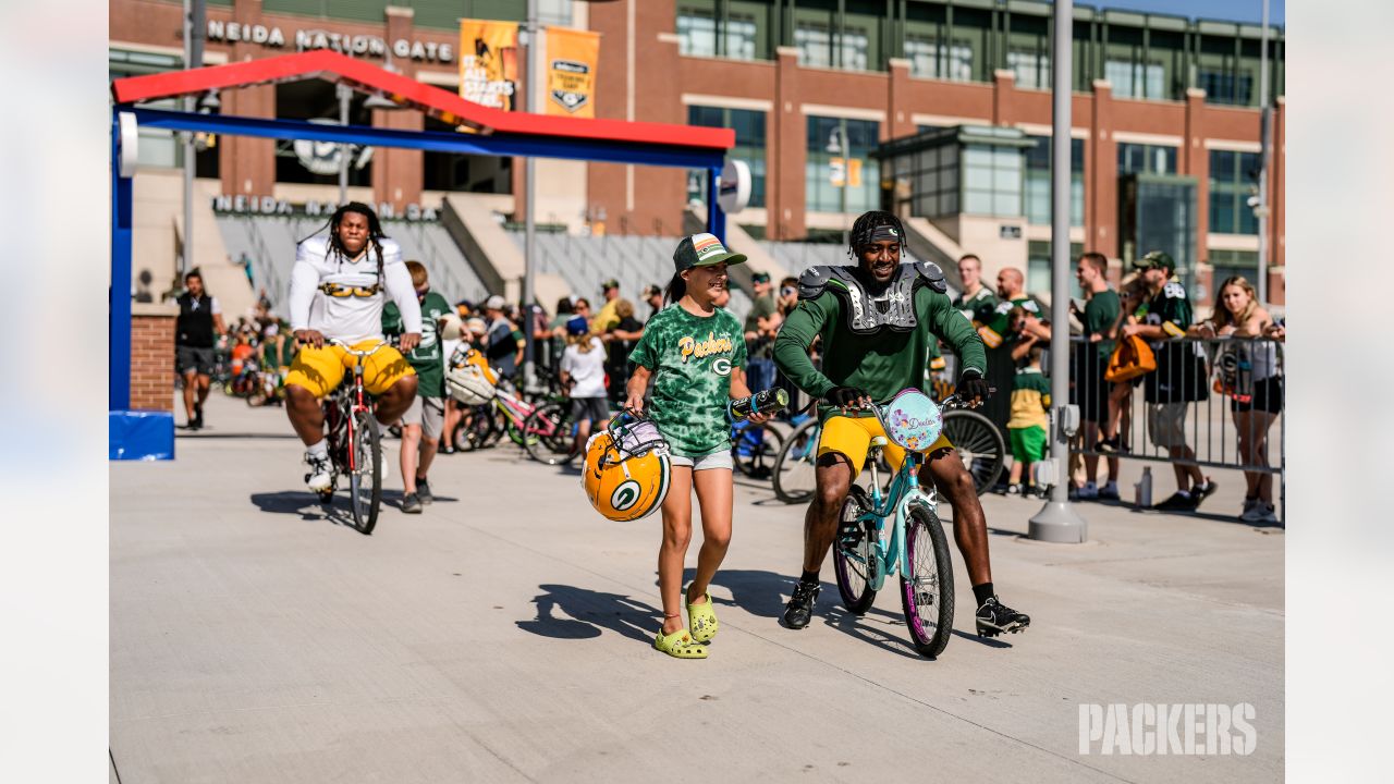 Photos: Fans return to Lambeau Field for bike tradition with players