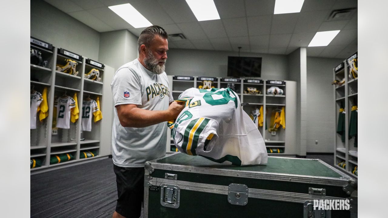 Behind-the-scenes look inside the Packers' locker room before Vikings game