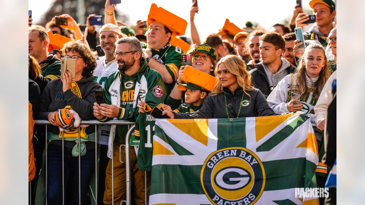 Arrival Photos: Packers walk into Tottenham Hotspur Stadium for Giants game  in London