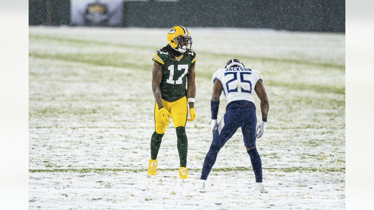 Packers torch Titans in Green Bay's winter wonderland, WJHL