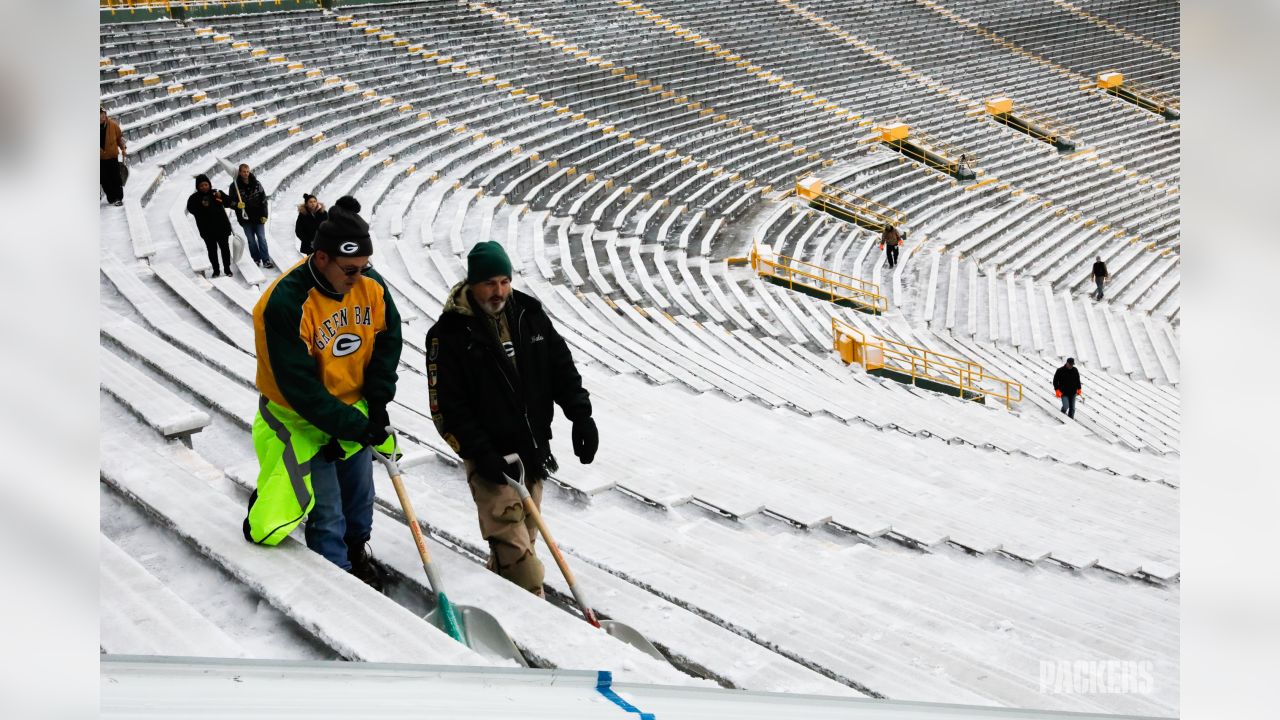 Green Bay Packers paying volunteers to shovel Lambeau Field before NFL  playoff game