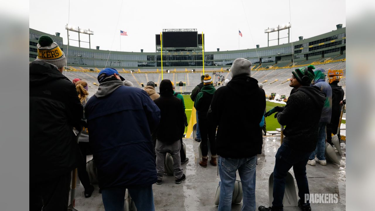 Packers Paying Snow Shovelers to Clear Lambeau Before Seahawks Game