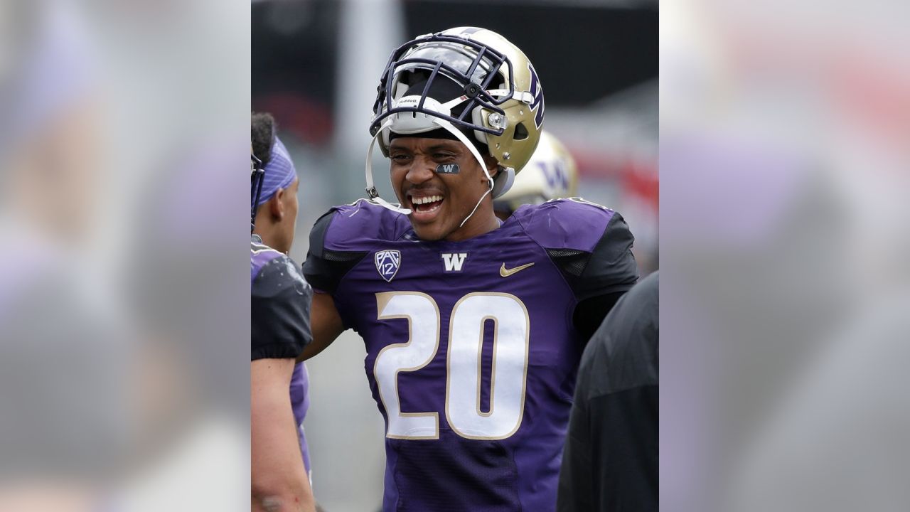 Green Bay Packers cornerback Kevin King (20) warms up before an NFL  football game against the Minnesota Vikings Sunday, Jan 2. 2022, in Green  Bay, Wis. (AP Photo/Jeffrey Phelps Stock Photo - Alamy