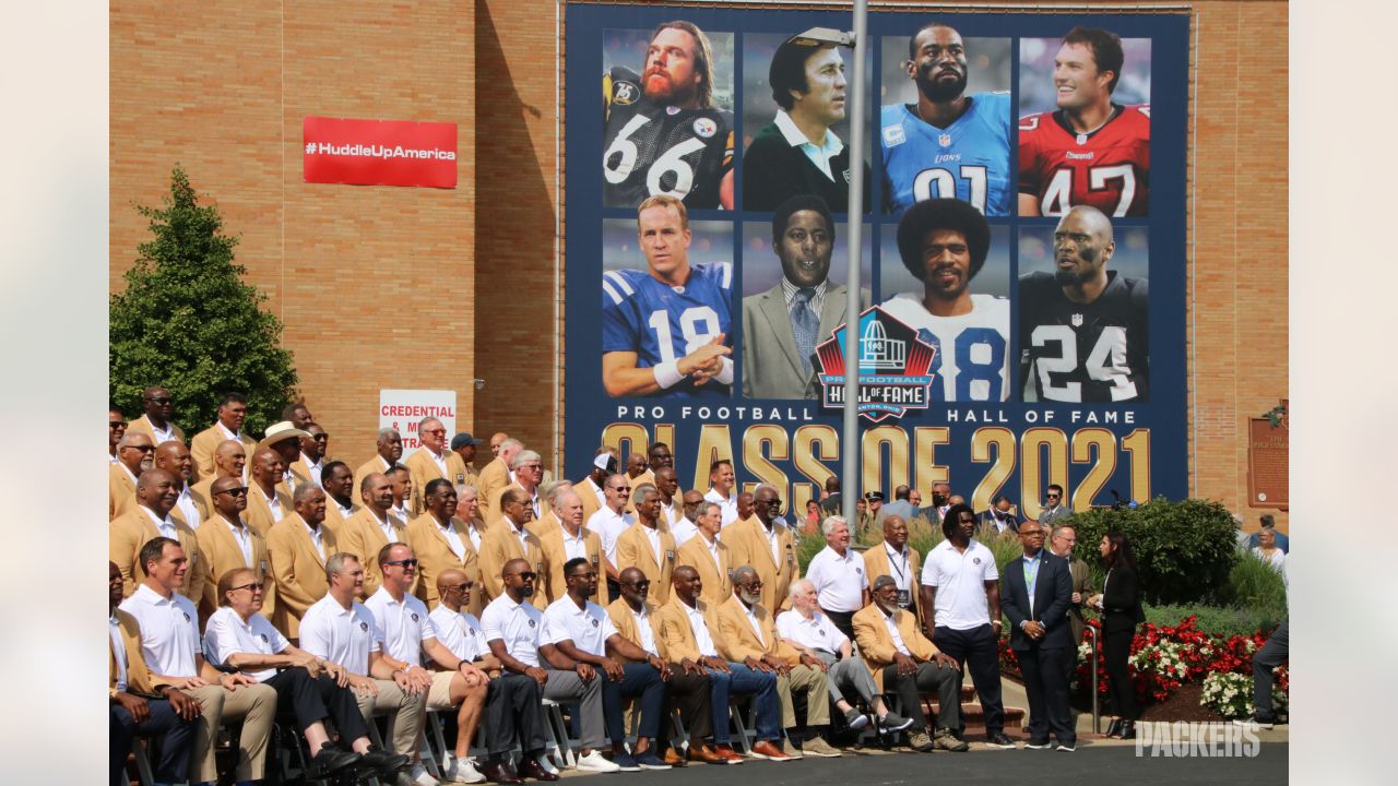 A fan holds up a sign during the induction ceremony at the Pro Football Hall  of Fame, Saturday, Aug. 3, 2019, in Canton, Ohio. (AP Photo/David Richard  Stock Photo - Alamy