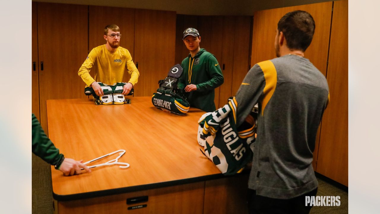 Behind-the-scenes look inside the Packers' locker room before Vikings game