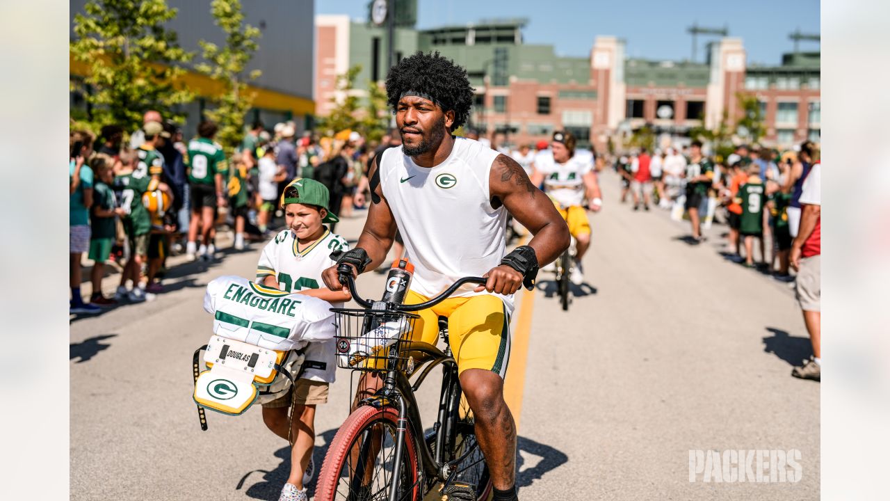 Photos: Fans return to Lambeau Field for bike tradition with players